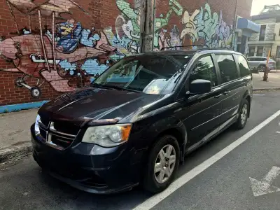 Dodge Grand Caravan 2012 aménagé Montréal (H2W 1N2) 6 000 $ Nous vendons notre Dodge Grand Caravan 2...