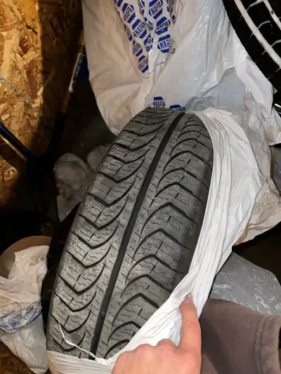 Pneus d’été 185/65R15 – Comme neufs Set de 4 pneus d’été 185/65R15 (88T) à vendre. Utilisés seulemen...