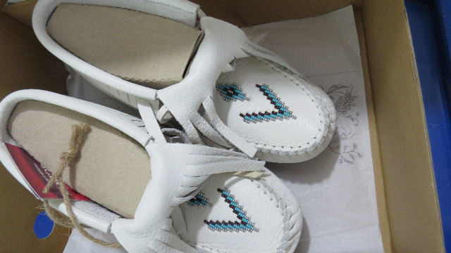 Manitobah Muklucks NEW size 7 white in Women's - Shoes in Trenton