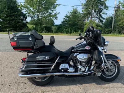 This pre-owned 2007 Harley-Davidson Ultra Classic is a powerful touring motorcycle equipped with a V...
