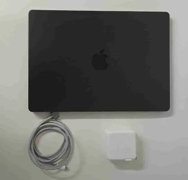 MacBook Pro 14" (2025) - Apple M5-16GB Ram - 512GB SSD in Laptops in City of Montréal - Image 2