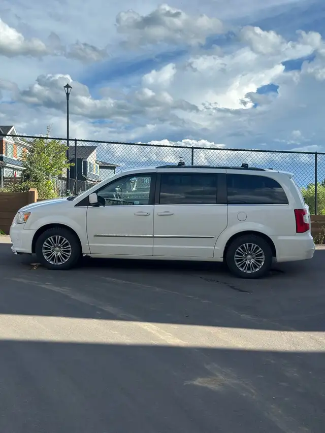 2013 Chrysler Town & Country  in Cars & Trucks in Edmonton - Image 5