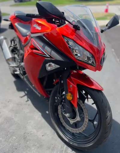 15, 900 km This bike is in pristine condition, never been dropped, and has been treated like a baby....