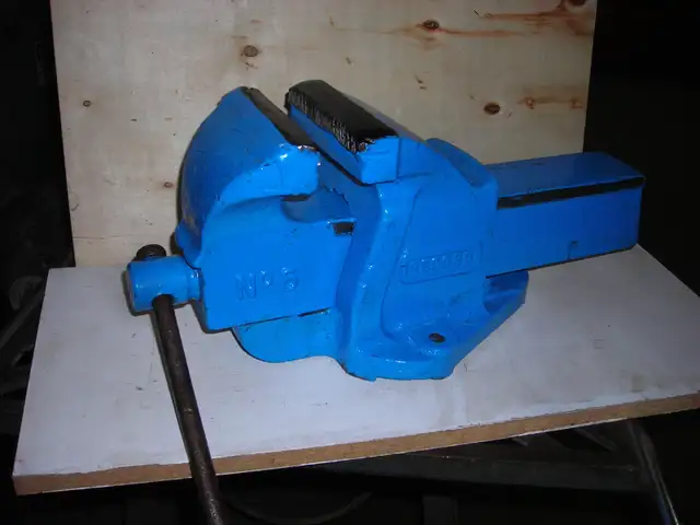 Record  Bench  Vise422657997501245440