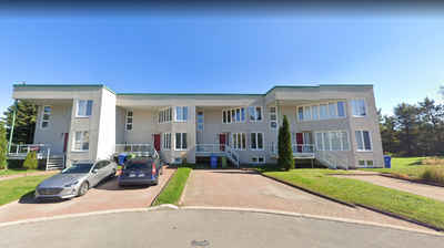 Unité de coin. Superbe condo à 5 minutes de tous les services. Secteur très en demande. Sous-sol sem...