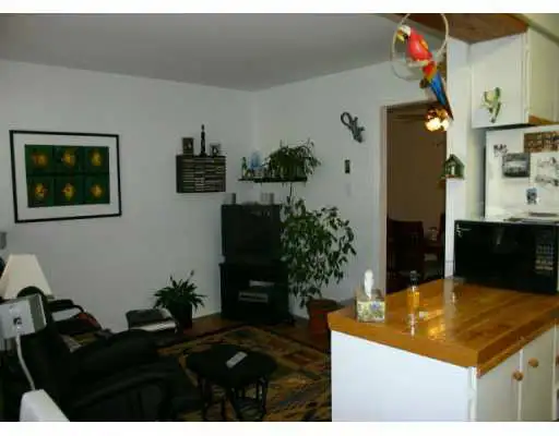 Comfortable townhouse for rent in Kanata. Two minutes to the 417 in Long Term Rentals in Ottawa - Image 10