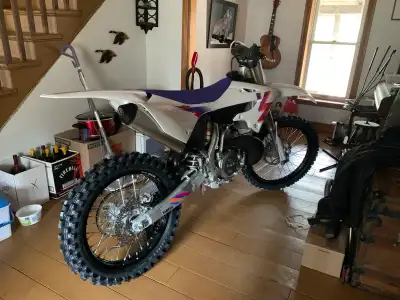 8 Hours Ridden Black plastics on it currently, but comes with original white plastics with Purple Se...