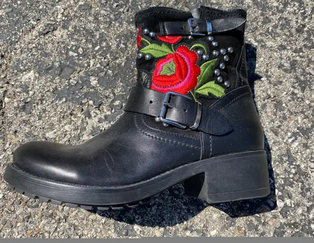 Punk Women’s Black leather boots with roses and studs in Women's - Shoes in City of Toronto - Image 3