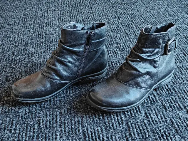 Women Clarks Black Leather Ankle Boots | Size 7M | Ruched Zipper in Women's - Shoes in Calgary - Image 2