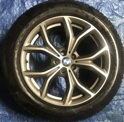 265/50 R19 run flat Pirelli Scorpion winter tires on original rims from 2021 BMW X5. Bolt pattern 5x...