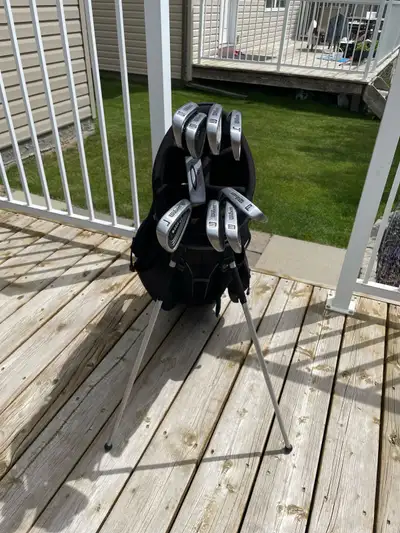 Golf..Men’s RH golf clubs with bag, View more