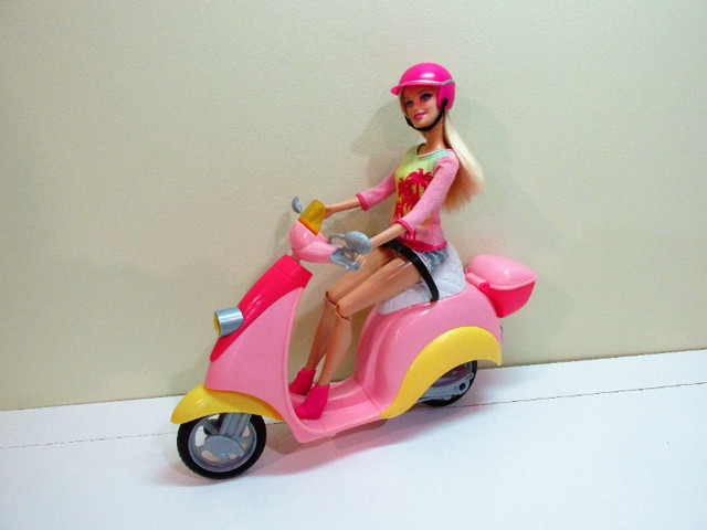 Barbie en scooter apporte une bouteille d'eau et un kodak dans Jouets et jeux  à Sherbrooke