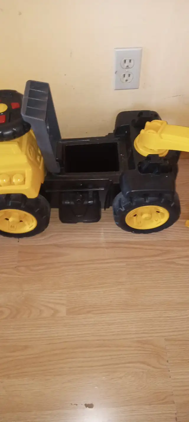 2 dump trucks; Mega Block63009267038851121