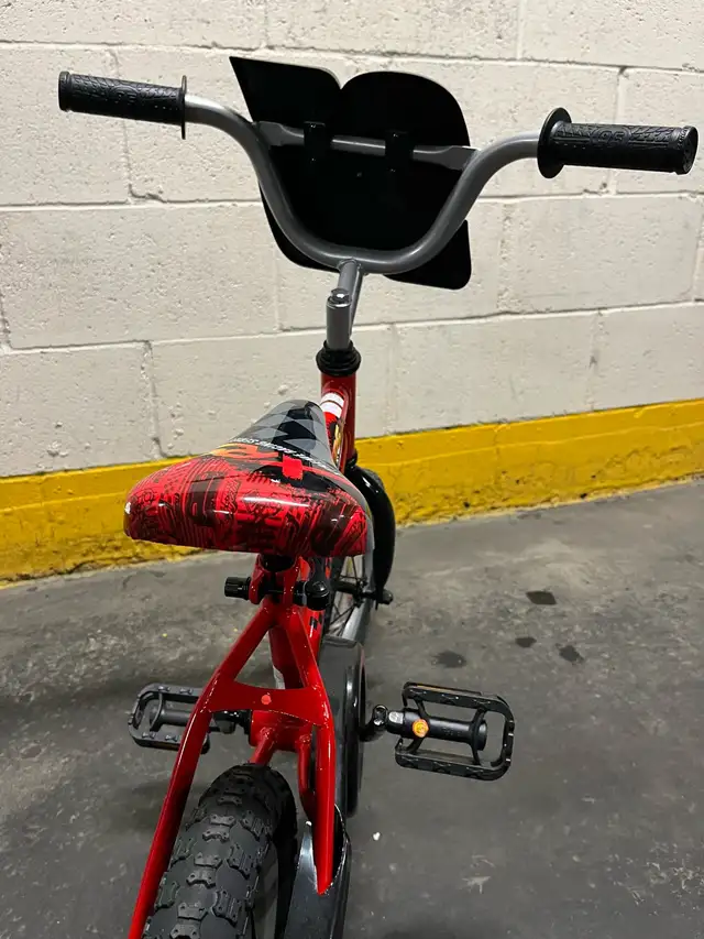 Velo Huffy  Lightning McQueen de 12 pouces in Kids in City of Montréal - Image 7