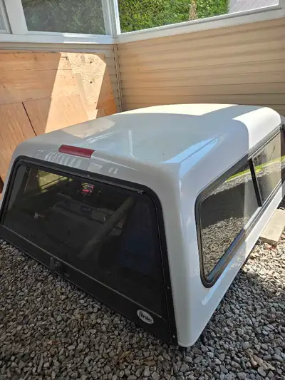 Boîte pour ford ranger et mazda b serie. En parfaite condition demandez Guy au 418-998-9240