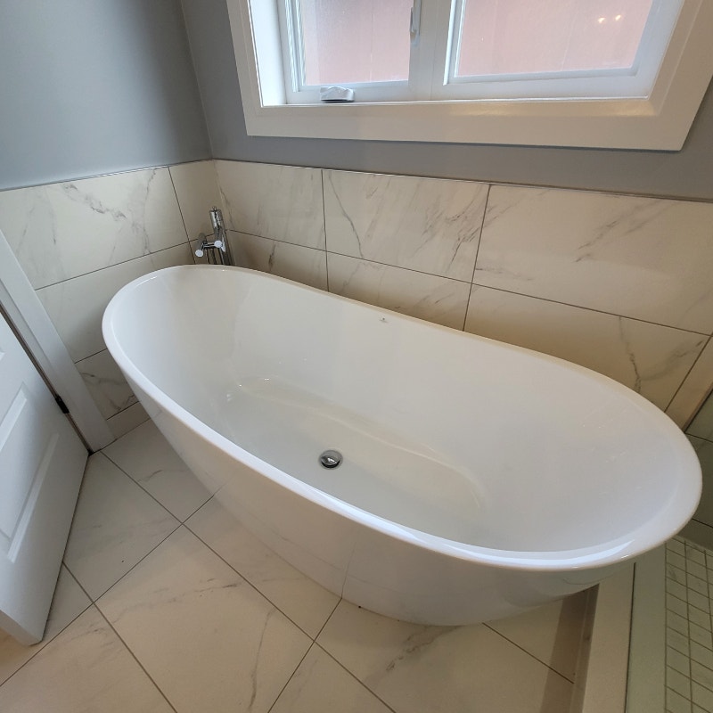 New Free Standing Soaker Tub and Taps Plumbing, Sinks, Toilets