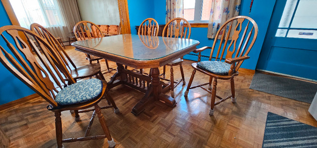 Magnifique table et chaises pour 6 personnes en chêne massif dans Mobilier de salle à manger et cuisine  à Sherbrooke