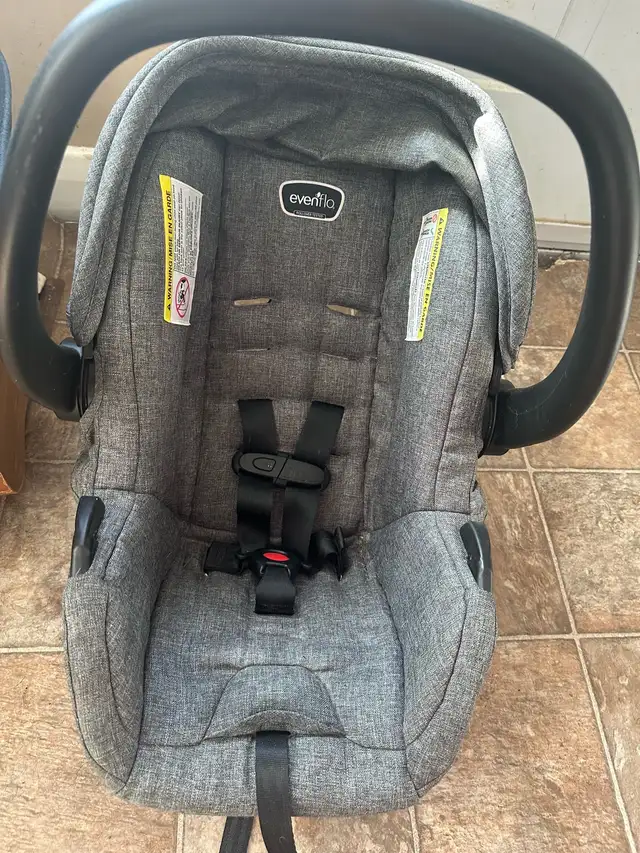 Evenflo Car Seat in Strollers, Carriers & Car Seats in Peterborough - Image 4