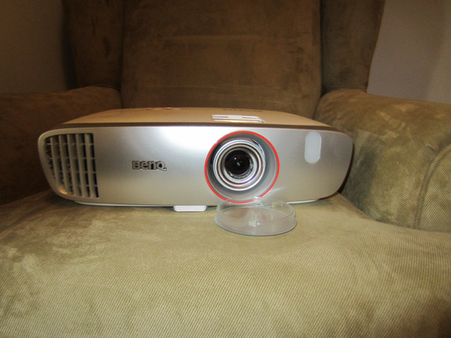 Projector in Video & TV Accessories in Ottawa - Image 2