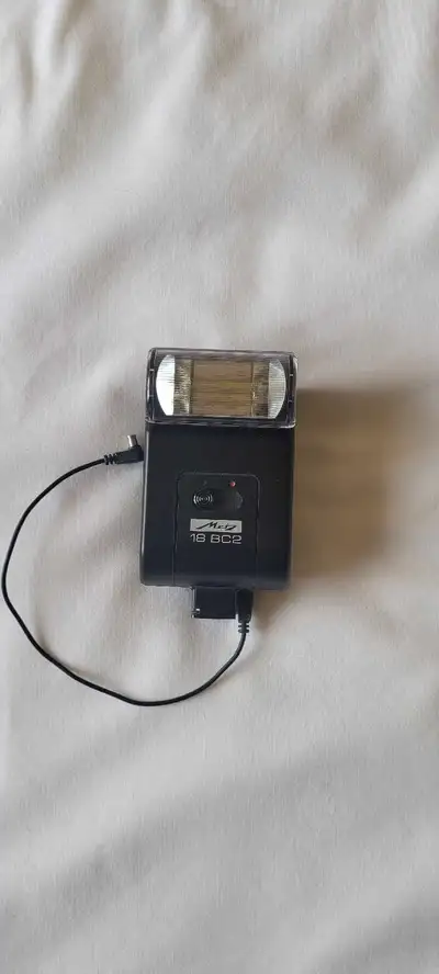 Used flash for phofocamera is in very good condition