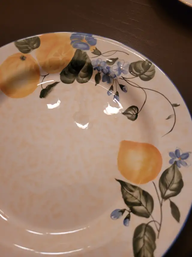 WAVERLY GARDEN ROOM LEMON PLATES in Kitchen & Dining Wares in London - Image 2