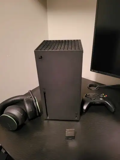 Used xbox works perfectly fine, selling because I rarely play games anymore. Comes with: • 1tb Seaga...