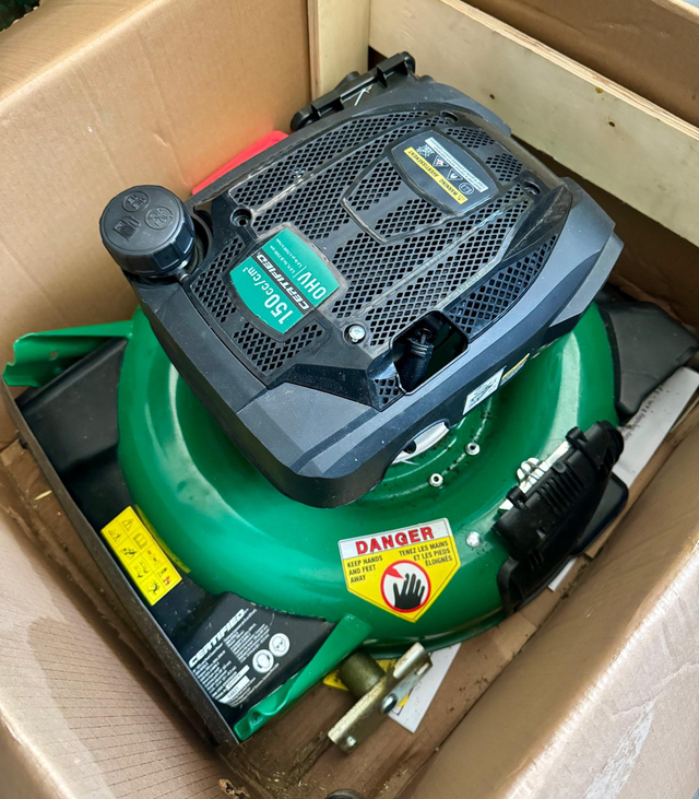 SOLD4 Yardworks Briggs & Stratton  Broken Lawn Mowers, For Parts in Lawnmowers & Leaf Blowers in City of Toronto - Image 4