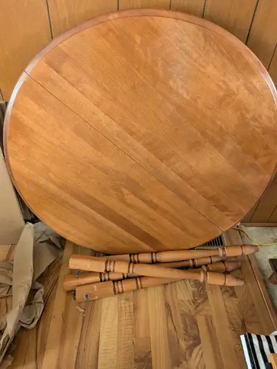 Dining table and 4 chairs in excellent condition. Round table with spool legs has 2 leaf extensions....
