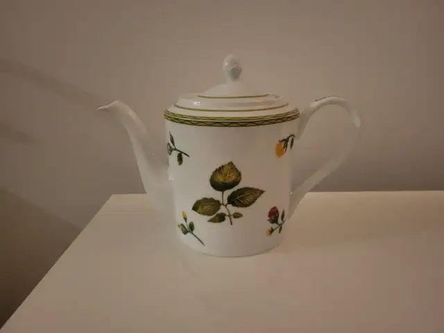 Teapot by Studio Nova64551240642306120