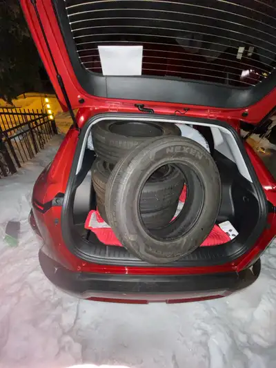 4 pneus 4 saisons comme neufs. Ont servi 4 mois. Nexen Rodian GTX 235-75-R17.