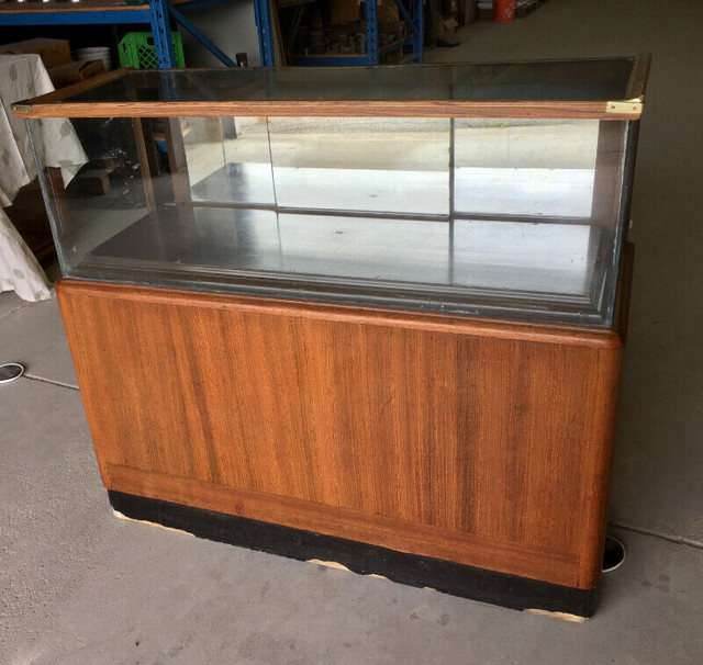 Vintage General Store Showcase With Storage (Circa 1950) in Hutches & Display Cabinets in Mississauga / Peel Region
