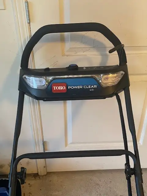Toro e21 Electric Snow Blower *Excellent condition!* in Snowblowers in Laval / North Shore - Image 6