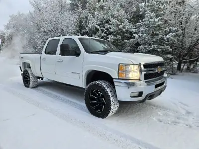 2011 duramax 2500hd Fully loaded minus sunroof Active ab title 385k no issues Deleted with single tu...