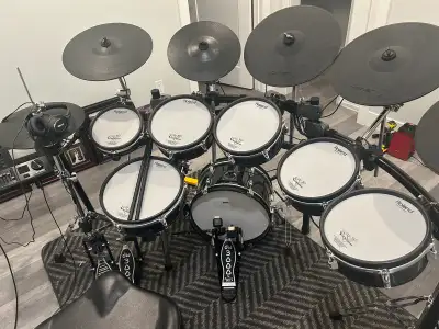 I’m selling these amazing drums as I have ZERO time to play. They are a hybrid set of Alessis module...