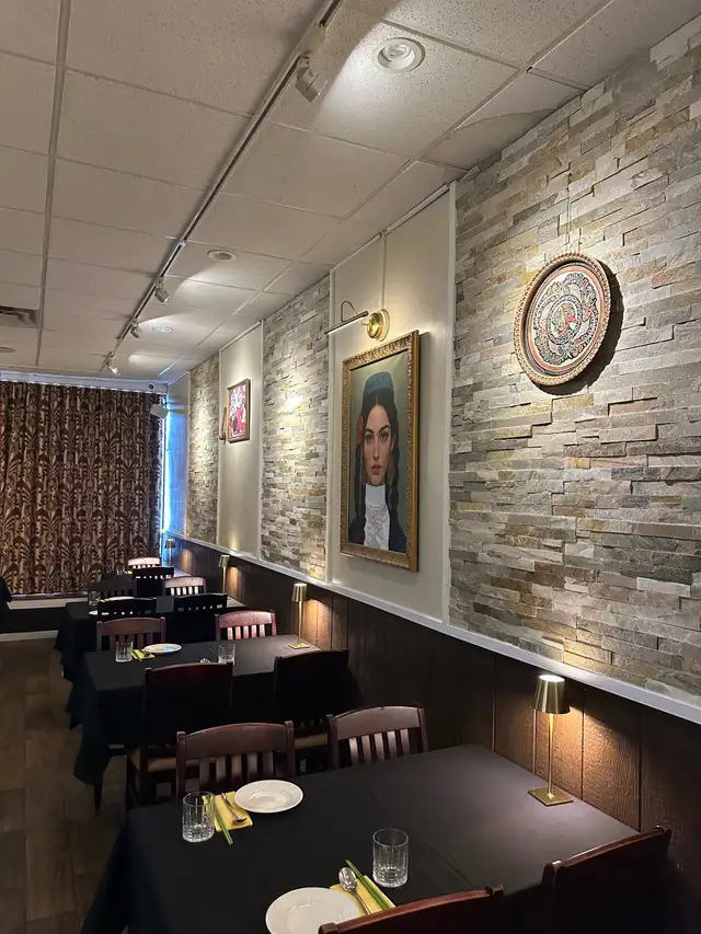 Looking for waitress for Scarborough restaruant in Bar, Food & Hospitality in City of Toronto - Image 4