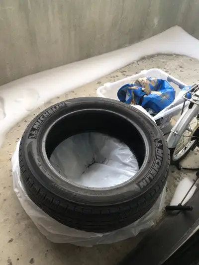 4 pneus , en très bon état et perfectly conditions