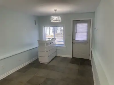 Small commercial space available for lease in a good location, perfect for personal services, retail...