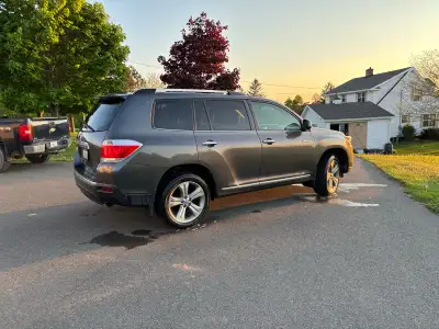 2013 Toyota Highlander Limited. 359,000km Runs great and solid. Regularly maintained. No accidents....