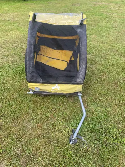 Kids tow behind trailer for bike, foldable easy to attach needs good cleaning