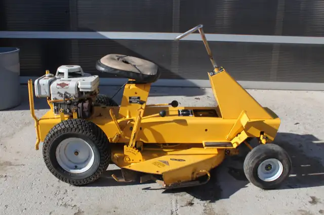 Vintage Riding Lawnmower in Lawnmowers & Leaf Blowers in Kitchener / Waterloo - Image 2