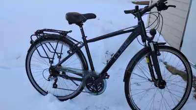 * Vélo en parfait état utilisé trois fois seulement * Marque Levelnine 12 vitesses * Cadre de 28 pou...