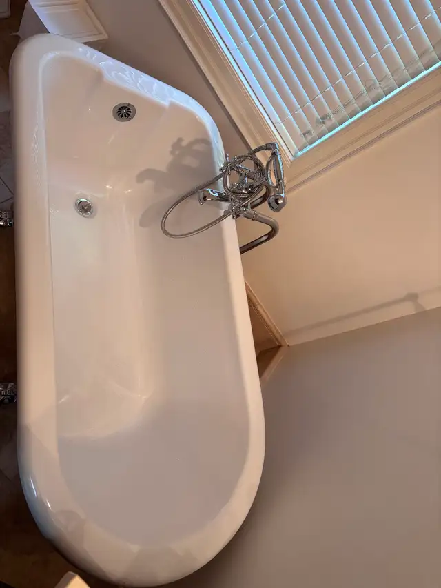 Clawfoot freestanding Bathtub in Plumbing, Sinks, Toilets & Showers in City of Toronto - Image 3