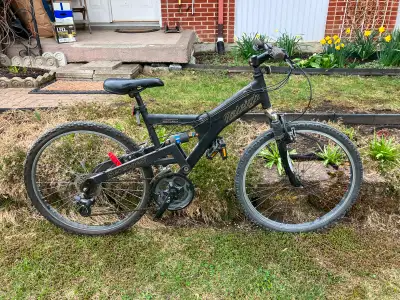 Mountain bike, Aluminum frame. 26" wheels, 21 speed. Everything works 514 796 4740