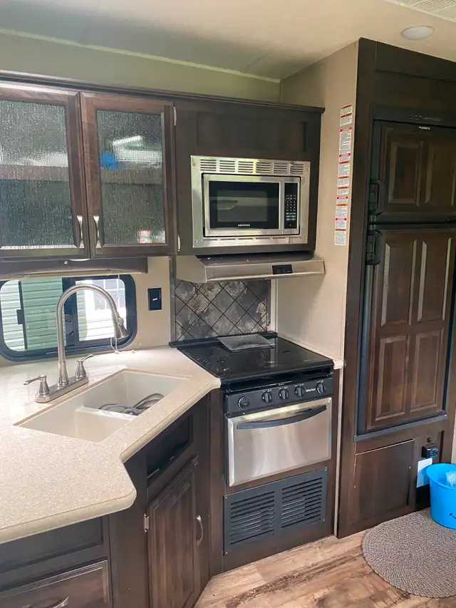 32'Fifth Wheel Camper For Sale in Travel Trailers & Campers in Charlottetown - Image 10