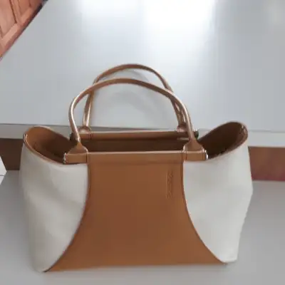 BEAU SAC À MAIN NEUF MAXIME CUIR BEIGE+BLANC 9"HAUx13"LAR $20.00, View more