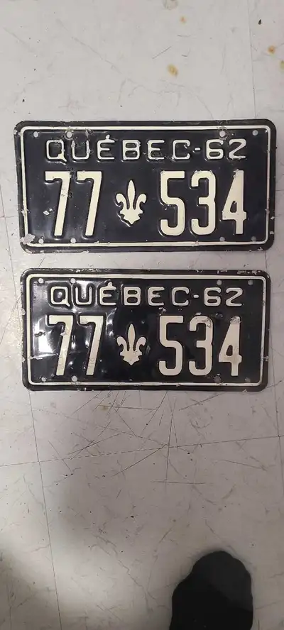 Je propose deux plaques d'immatriculation vintage du Québec datant de 1962, affichant le numéro 77-5...