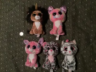J'offre un lot de cinq adorables Ty Beanie Boos avec de grands yeux brillants, parfaits pour les col...