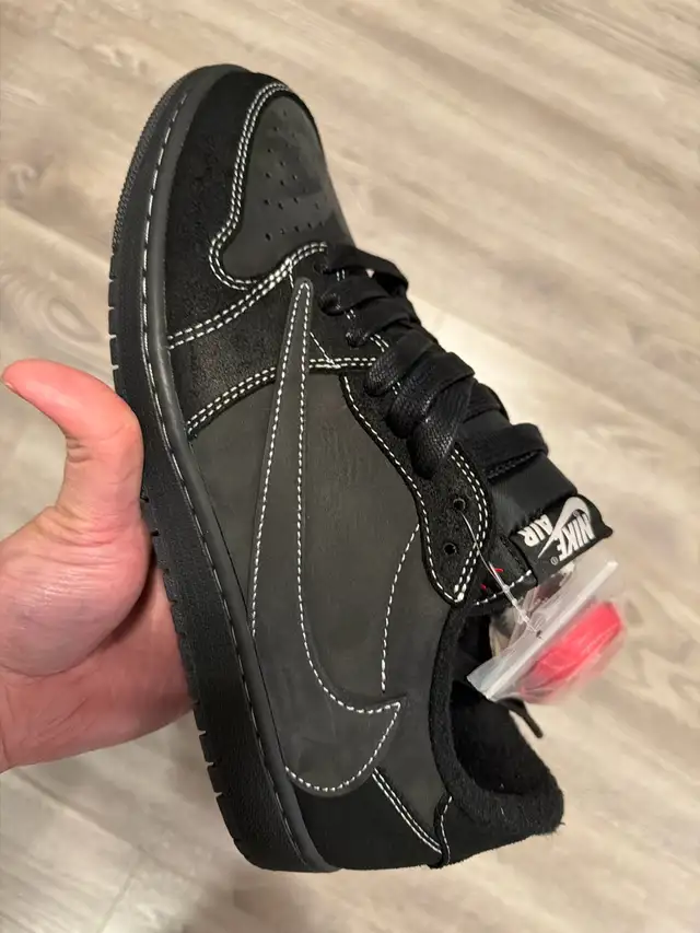 phantom black Travis Scott Jordan 1  size 11 in Men's Shoes in Mississauga / Peel Region - Image 4