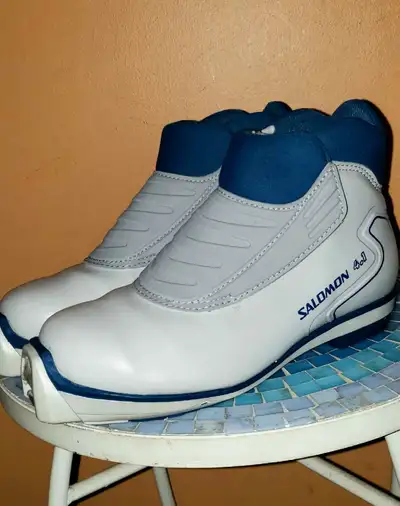 Bottes de skis de fond Rossignol taille 36 EUR. 5.5 USA., View more