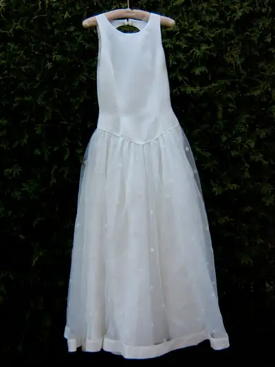 ORGANZA LAYERED WITH CRINOLINE SKIRT SLEEVELESS SATIN BODICE SIZE 7 SHOES SIZE 6 WORN ONCE PURCHASED...